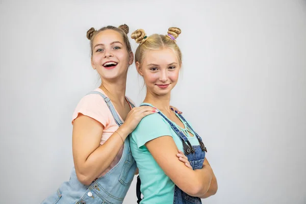 Duas Meninas Bonito Sorriso Estudante Beleza Branco Fundo — Fotografia de Stock