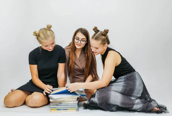 Dívky Krásné Studentky Sedí Podlaze Knihy Čtení — Stock fotografie