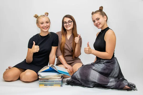 Meninas Bonitas Com Livros Sentar Estudantes Sexo Feminino Fundo Branco — Fotografia de Stock