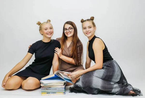 Estudante Bonita Com Livro Close Hilariante — Fotografia de Stock