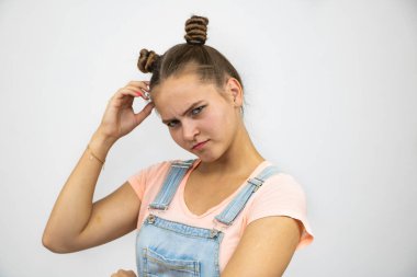 Güzel kız öğrenci mutlu sürpriz duygular. Kapatın..