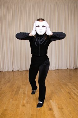 Elinde maske olan bir pandomimci. Yakın plan portre.