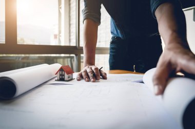 Blueprint inşaat kavramı üzerinde çalışan mühendis elinde kapatın. Mühendislik araçları. Vintage sesi.