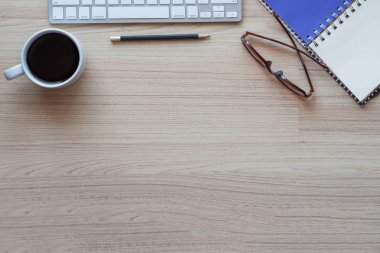 Ofis Resepsiyon çalışma alanı klavye, Not defteri ve ahşap zemin üzerine gözlük ile. Kopya alanı ile üstten görünüm