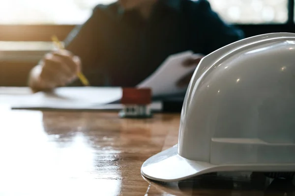 Ingeniero Que Trabaja Con Inspección Dibujos Lugar Trabajo Oficina Concepto —  Fotos de Stock