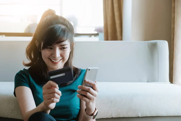 Gelukkig Mooie Jongedame Werken Met Smartphone Creditcard Thuis Voor Online — Stockfoto