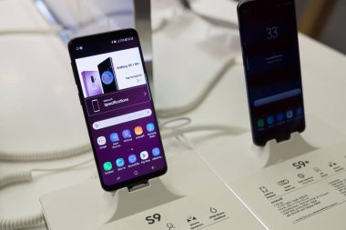 Chiang Mai, Tayland - 1 Mar 2018: Newely denize indirmek Samsung Galaxy S9 ve S9 artı Smartphone ana ekran, Samsung galaxy s9 denize indirmek üstünde Şubat 28, 2018 ile görüntülenir.