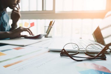 Office mali belge ve dizüstü bilgisayar Evde İşyeri ağındaki maliyeti hakkında mali ve düşünme için şeyleri yaparak hesaplamak