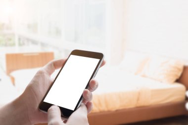 Erkek el Smartphone ofiste tutarak. Boş ekran cep telefonu grafik görüntü montajı için