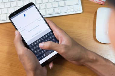 Chiang Mai, Tayland - 7 Mar 2018: Paypal Oneplus 5 t kullanan adam. PayPal bir dünya çapında online ödeme sistemi ve Internet üzerinde ödeme yapma en popüler yollarından biri olduğunu.