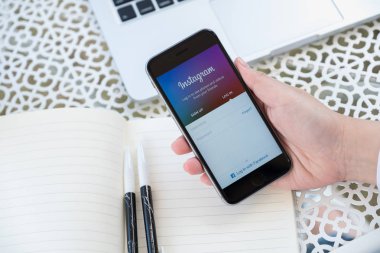 Chiang Mai, Tayland - Ocak, 07 2018: Apple iphone ile Instagram kullanma üstünde belgili tanımlık perde. Akıllı telefonlar için bir fotoğraf paylaşımı uygulaması Instagram olduğunu.