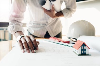 Planı üzerinde çalışma alanı ev modeli ve kask - mimari konsepti ile çizim mimarı