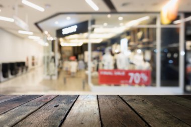 Ahşap masa üstü boş ve alışveriş merkezi kıyafet dükkanı whit Satılık sezon adam bulanıklık