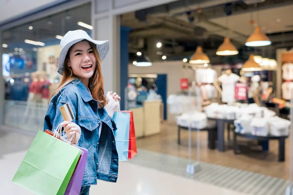 Güzel Kız Gülümseyerek Holding Alışveriş Torbaları Bir Kredi Kartı Alışveriş — Stok fotoğraf