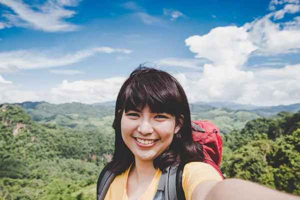 Jovem Asiático Mulher Mochileiro Tomando Foto Com Celular Pico Montanha — Fotografia de Stock