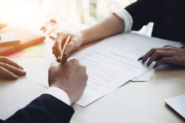 İş adamının iş ortağıyla anlaşma imzalaması - iş anlaşması konsepti