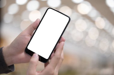 Erkek el Smartphone ofiste tutarak. Boş ekran cep telefonu grafik görüntü montajı için