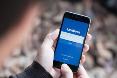 Chiang Mai, Tayland - 10 Kasım 2017. Bir adam screen.facebook facebook uygulaması ile Apple iphone 6s tutan bir fotoğraf paylaşım app akıllı telefonlar için.