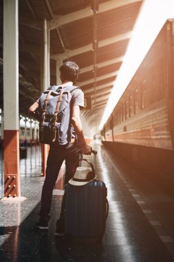 yaz seyahat, adam tren Tren İstasyonu platformunda bekliyorsun çanta