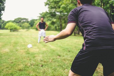 Penaltı atışı ile yeşil alan kalecidir ve futbol oynayan adam.