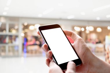 Kadın el Smartphone kumaş dükkanında tutarak. Boş ekran cep telefonu grafik görüntü montajı için