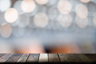 Montaj ürün için bulanık bokeh arka plan ile ahşap üst tablo görüntülemek veya anahtar görsel düzeni tasarlayın