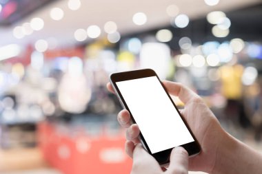 Erkek el Smartphone alışveriş merkezinde tutarak. Boş ekran cep telefonu grafik görüntü montajı için