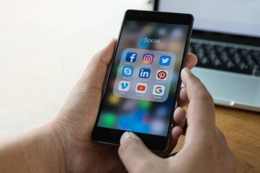 Chiang Mai, Tayland - 28 Mar 2018: Huawei simgeleri ekranda sosyal medya ile tutan adam. Sosyal medya türlerine araçlardır. Smartphone bir yaşam tarzı. Başlangıç sosyal medya uygulaması.