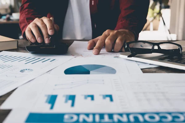 Close Van Ondernemer Accountant Hand Holding Potlood Werken Aan Rekenmachine — Stockfoto