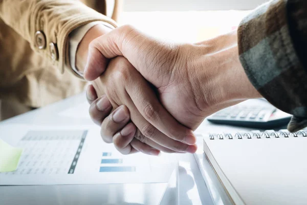 İş adamlarının el sıkışması, toplantıyı bitirmesi, iş adabı, tebrik, birleşme ve satın alma kavramı