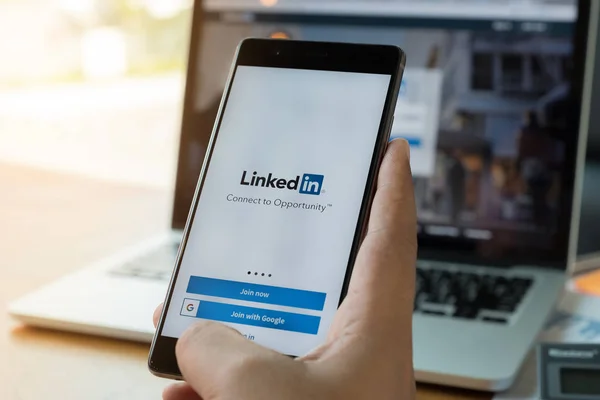 2018年3月28日 P10 Linkedin 应用程序在屏幕上 Linkedin 是一家面向企业的社交网络服务公司 — 图库照片