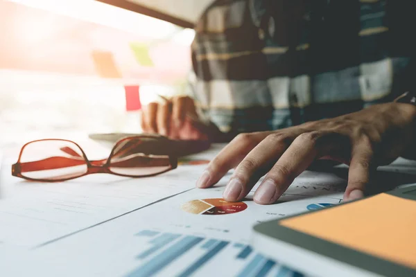 Close Van Ondernemer Accountant Hand Holding Potlood Werken Aan Rekenmachine — Stockfoto