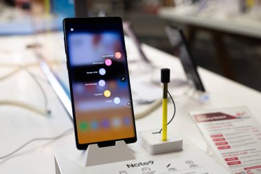 Chiang Mai, Tayland - 2018 10 Ağustos: Samsung Galaxy Not 9 yeni sarı S kalem yeni Samsung Galaxy Not 9 ile ürün denize indirmek sırasında görülür.