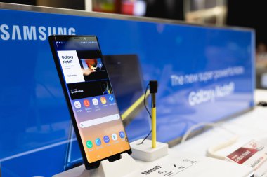 Chiang Mai, Tayland - 2018 10 Ağustos: Samsung Galaxy Not 9 yeni sarı S kalem yeni Samsung Galaxy Not 9 ile ürün denize indirmek sırasında görülür.