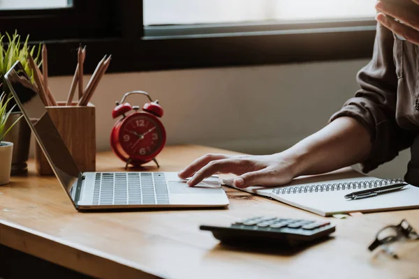 Femme d'affaires à travailler avec les rapports financiers et l'ordinateur — Photo