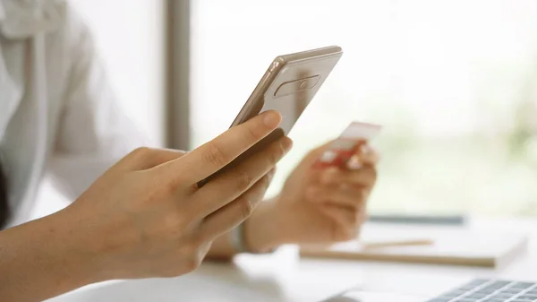 Compras on-line com smartphone e cartão de crédito na mão — Fotografia de Stock