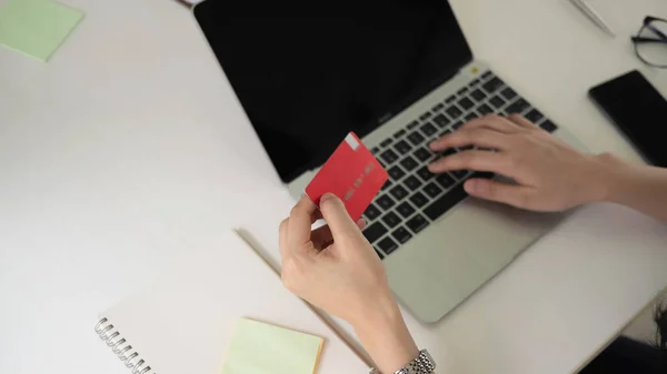 Mujer que utiliza ordenador portátil para la compra en línea con tarjeta de crédito — Foto de Stock
