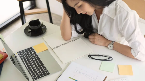 Kauffrau im Finanzwesen am Holztisch im Büro und in der Wirtschaft, steuerlicher Hintergrund, Buchhaltung, Statistik und analytisches Forschungskonzept — Stockfoto