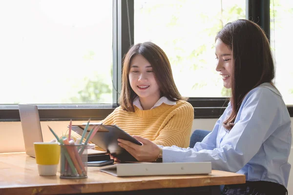 Equipo empresarial joven discutiendo el plan juntos — Foto de Stock