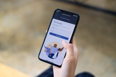 CHIANG MAI, THAILAND - 7 HAZİRAN 2020: Evden izole bir şekilde uzaktan çalışmaya hazır, Microsoft Ekipleri sosyal platformunu indiriyor