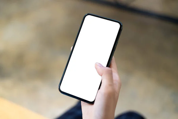 Ovanifrån Kvinnan sitter och håller tom skärm mocka upp mobiltelefon — Stockfoto