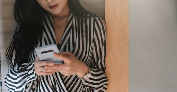 Business asiatische Frau mit Smartphone im Büro — Stockfoto