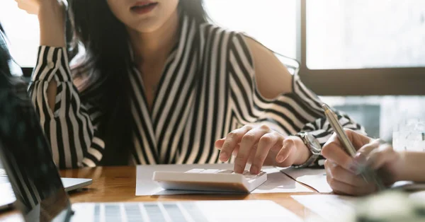 Gros plan d'un homme d'affaires ou d'un comptable travaillant sur une calculatrice pour calculer les données commerciales, document comptable à la salle de réunion — Photo