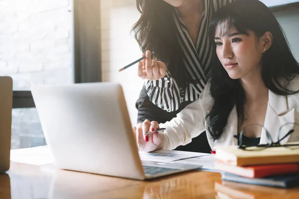 Les gens d'affaires se réunissent pour analyser les données afin de planifier les stratégies d'affaires. Concept de discussion commerciale — Photo