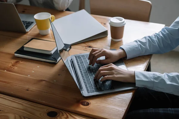 Equipo de negocios que utiliza un ordenador portátil está haciendo un informe de marketing en el lugar de trabajo — Foto de Stock