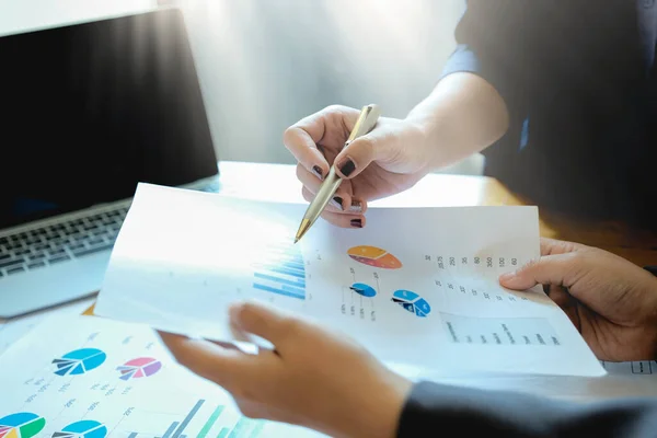 Sluiten Zakenmensen vergadering om de situatie op de markt te bespreken. Financieel concept voor ondernemingen — Stockfoto