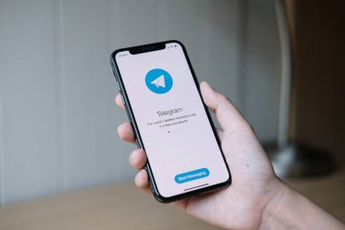 CHIANG MAI, THAILAND, 22 HAZİRAN 2020: Ekranda sosyal ağ hizmetleri telgrafı olan iPhone X 'i tutan kadın. iPhone 10 Apple Inc. tarafından oluşturuldu ve geliştirildi