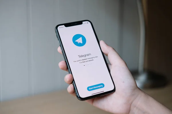 CHIANG MAI, TAILANDIA, 22 DE JUN DE 2020: Mujer sosteniendo el iPhone X con el servicio de redes sociales Telegram en la pantalla. iPhone 10 fue creado y desarrollado por Apple inc — Foto de Stock