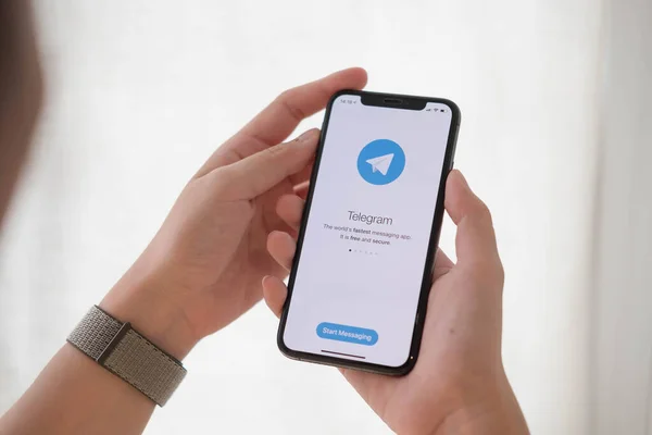 CHIANG MAI, THAILAND JUN 21 2020: Kvinna hand håller iPhone X med social nätverkstjänst Telegram på skärmen. iPhone 10 skapades och utvecklades av Apple inc — Stockfoto