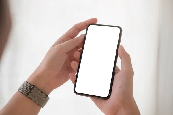 Kvinna hand håller smartphone med tom vit skärm — Stockfoto